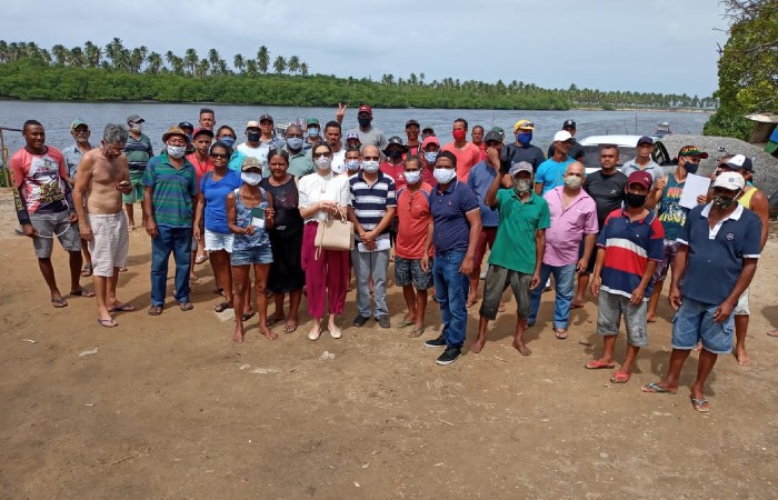 Associao de pescadores relata ao de empreiteira contra a permanncia dos trabalhadores em terreno que ocupam desde 2003 (Foto: APBJ / Divulgao)