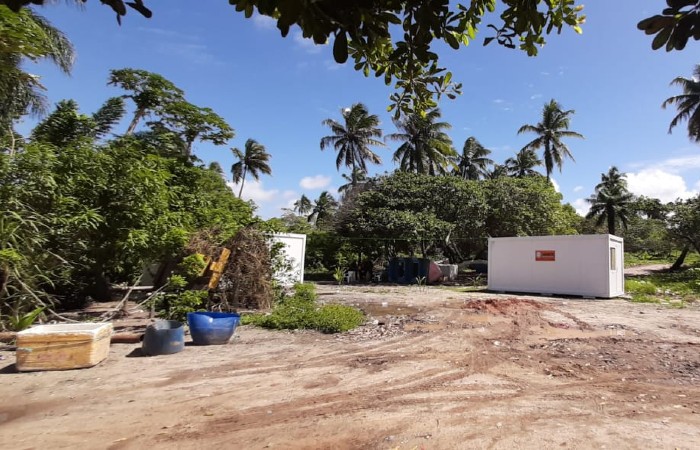 Etasa colocou contêineres no local por onde circulam os pescadores. Os trabalhadores relatam intimidações. (Foto: APBJ / Divulgação) Etasa colocou contêineres no local por onde circulam os pescadores. Os trabalhadores relatam intimidações. (Foto: APBJ / Divulgação)