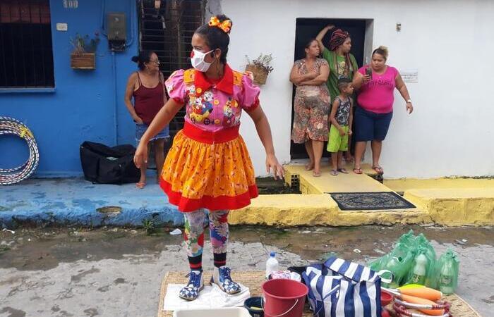 Os moradores podem assistir aos nmeros circenses de suas casas, varandas, terraos e janelas (Foto: Escola Pernambucana de Circo/Divulgao)