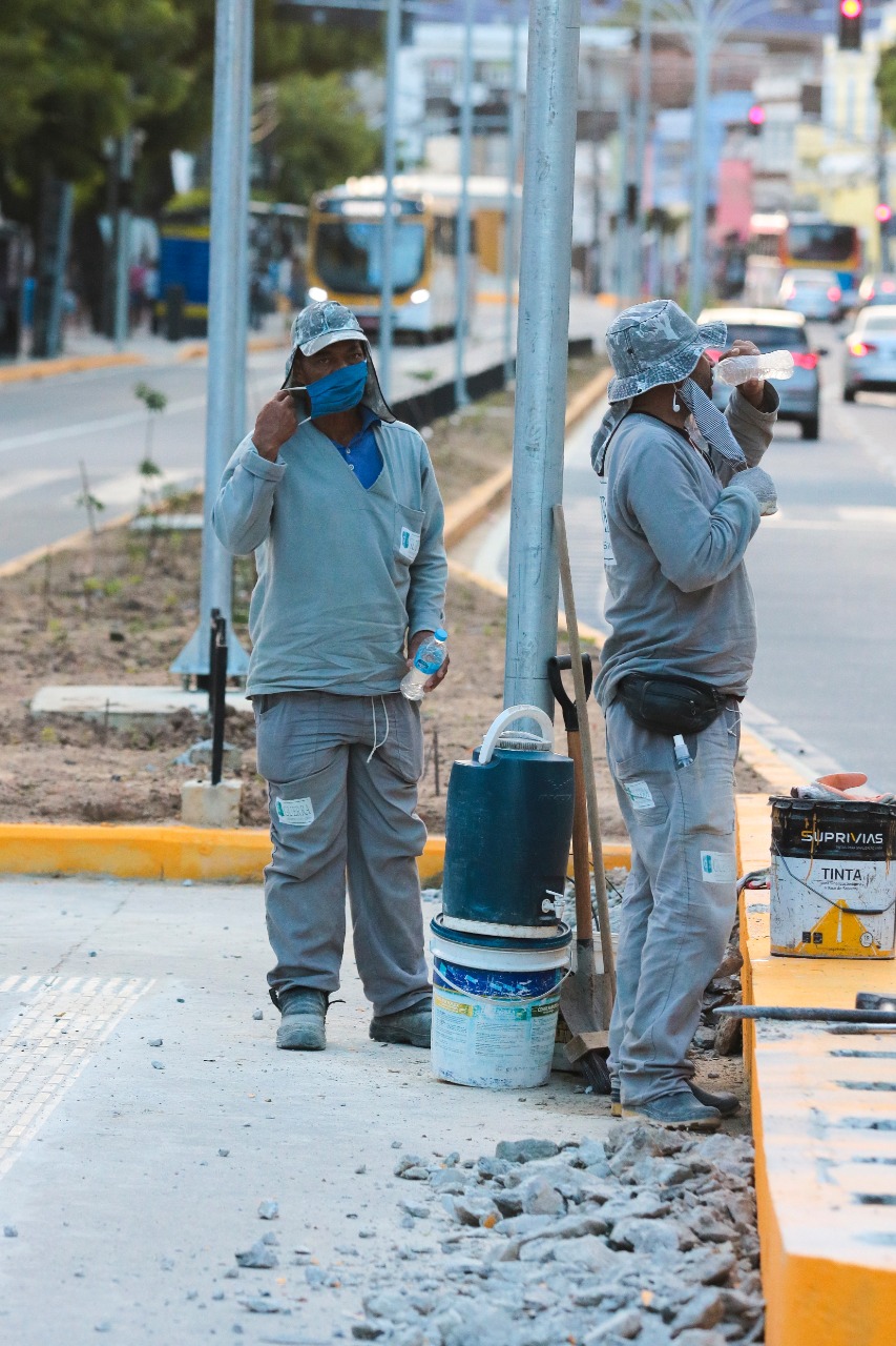 Funcionários pintam trecho de concreto na avenida (Tarciso Augusto/ DP Foto) Funcionários pintam trecho de concreto na avenida (Tarciso Augusto/ DP Foto)