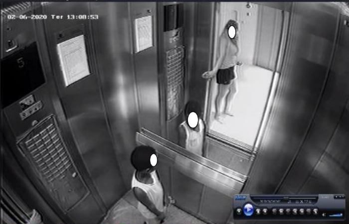 Um dos momentos em que Miguel entra no elevador e Sarí tenta tirar o menino. Este, ocorrido no elevador social. (Foto: Reprodução/Polícia Civil.) Um dos momentos em que Miguel entra no elevador e Sarí tenta tirar o menino. Este, ocorrido no elevador social. (Foto: Reprodução/Polícia Civil.)