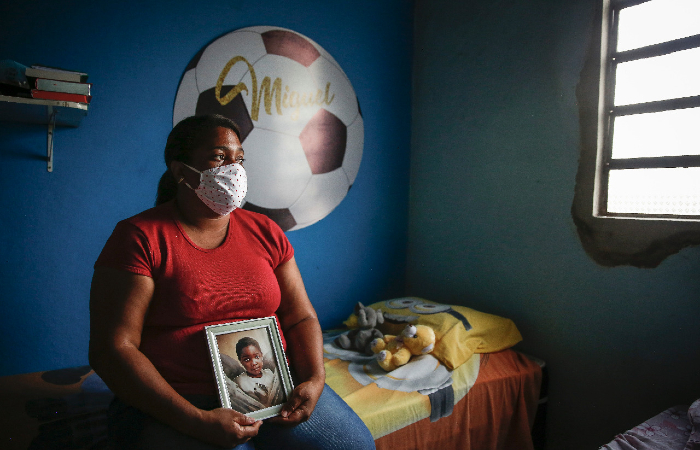 'Quero que ela (Sar) seja condenada, presa, que pague pelo que fez com meu filho', diz Mirtes Renata, me do menino Miguel. (Foto: Paulo Paiva/DP.)