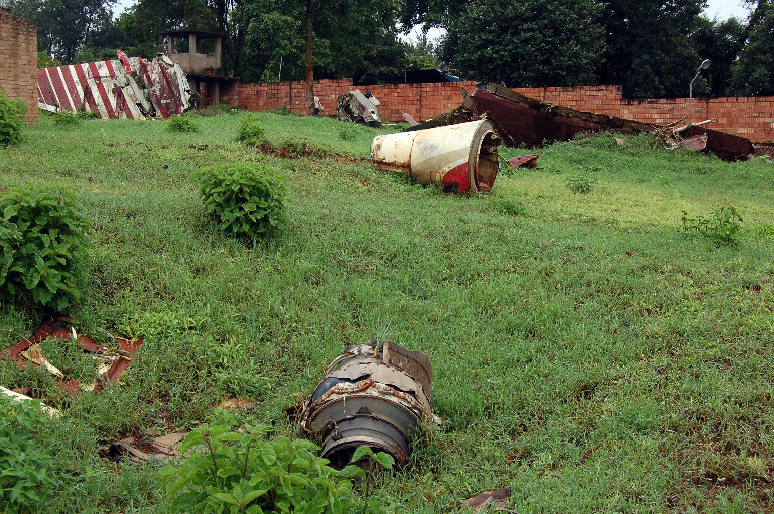  (Restos do acidente com o presidente de Ruanda, Juvnal Habyarimana. Foto: GERARD GAUDIN / BELGA / AFP)