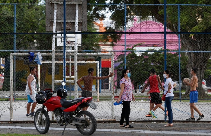 Jovens jogam bola sem mscaras na Praa da Vrzea (Foto: Leandro de Santana / Esp. DP Foto)