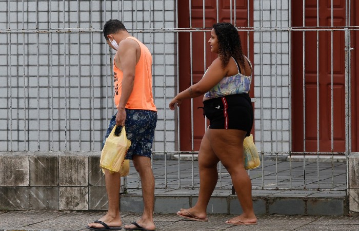 Mesmo com nmero alto de casos e mortes, pessoas circulando sem mscara so vistas no bairro (Foto: Leandro de Santana / Esp. DP Foto)