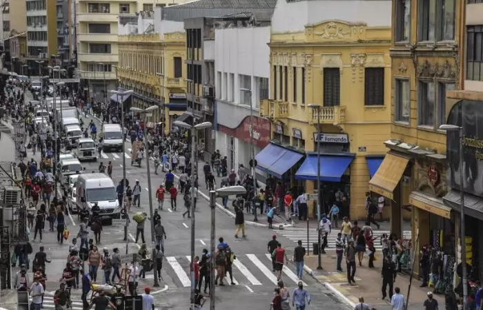 Rua cheia na capital paulista. Se So Paulo fosse pas, seria o 5 em mortes (Foto:  NELSON ALMEIDA / AFP)