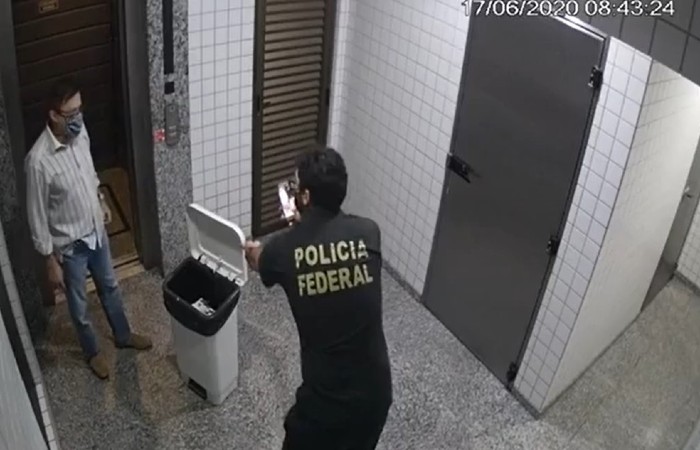 Conselheiro foi flagrado fugindo por escadas de prdio do TCE-MT at ser preso pela PF (Foto: Reproduo de vdeo)