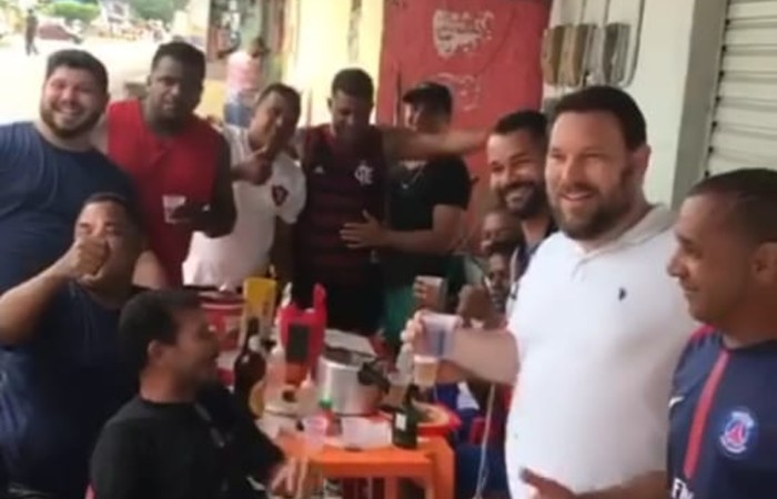 Parlamentar publicou vdeo em bar onde aparece sem mscara em aglomerao de pessoas tambm sem usar o equipamento (Foto: Reproduo / Instagram)