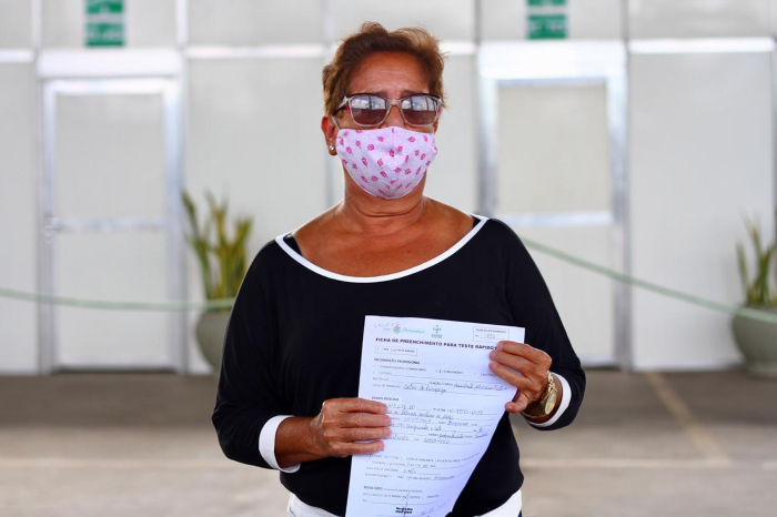 Aps o teste, a assistente administrativa Maria de Ftima Monteiro, 62, descobriu que j contraiu o novo coronavrus. (Foto: Bruna Costa/Esp. DP Foto.)