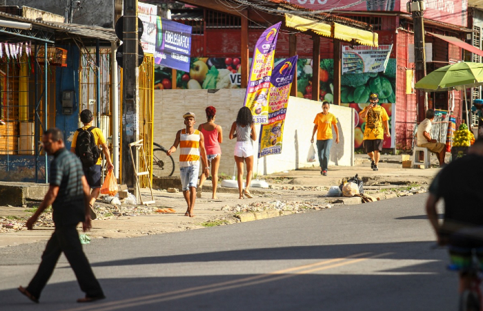 Na Avenida Dois Rios, muitos circulavam sem mscaras na tarde desta segunda-feira (6). (Foto: Bruna Costa/Esp. DP.)