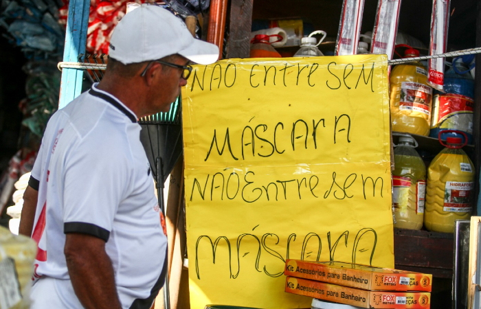 Aviso em loja na Cohab. (Foto: Bruna Costa/Esp. DP.)