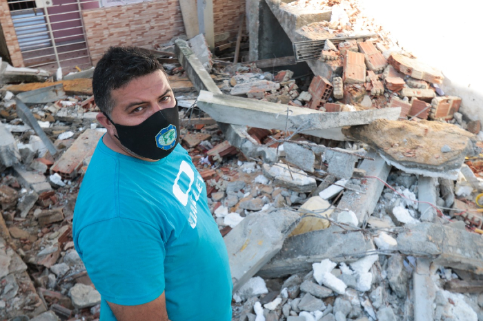 Michael Bueno, 36, mora na casa mais atingida no acidente. (Foto: Tarciso Augusto/Esp.DP) Michael Bueno, 36, mora na casa mais atingida no acidente. (Foto: Tarciso Augusto/Esp.DP)