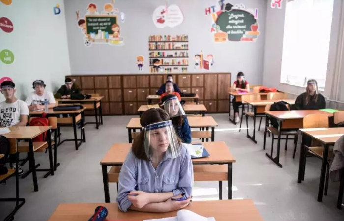 A solução poderá ser usada em locais com maior concentração de pessoas, como escolas e hospitais (Foto: AFP / Armend NIMANI) A solução poderá ser usada em locais com maior concentração de pessoas, como escolas e hospitais (Foto: AFP / Armend NIMANI)