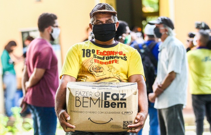 (Sem festas juninas, o forrozeiro Antnio de Pdua recebeu uma cesta bsica para alimentar a famlia. Foto: Bruna Costa/Esp.DP )