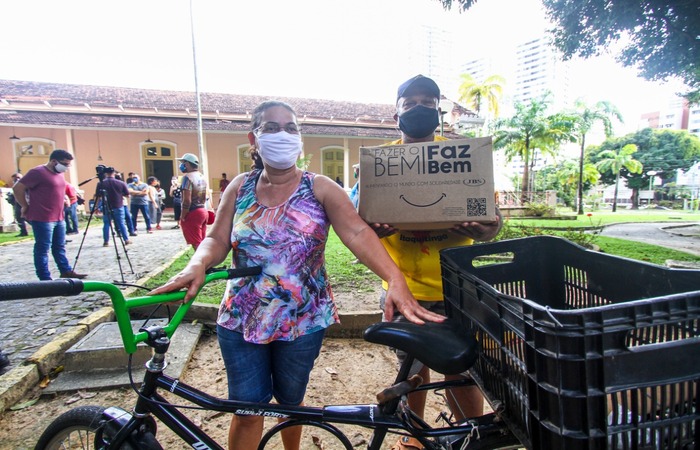 (Benel Ferreira no trabalha desde o carnaval, e foi com a esposa no Stio da Trindade, para receber o kit alimentao. Foto: Bruna Costa/Esp.DP  )