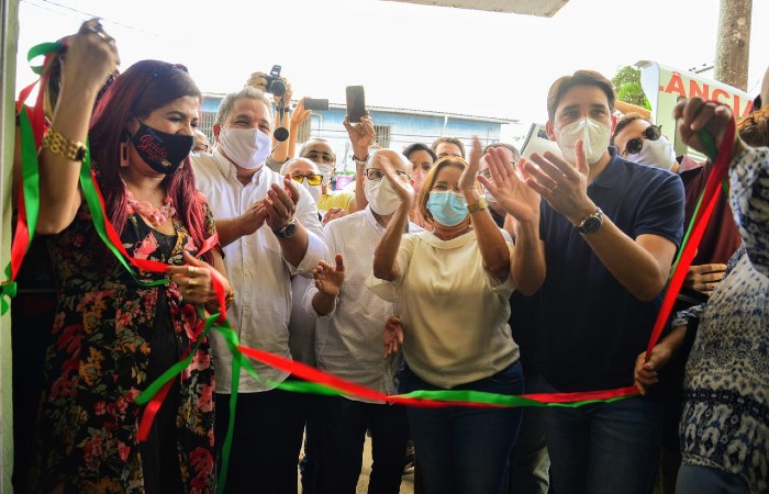 Os polticos no respeitaram o distanciamento social durante a reinaugurao do centro mdico (Foto: Victor Patrcio / Prefeitura de Camaragibe)