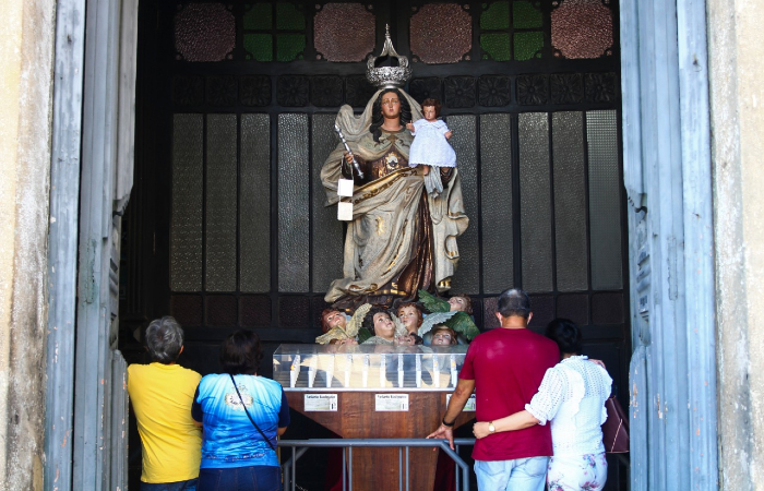 Imagem de Nossa Senhora do Carmo foi colocada na porta principal da baslica. (Foto: Bruna Costa/Esp. DP.)