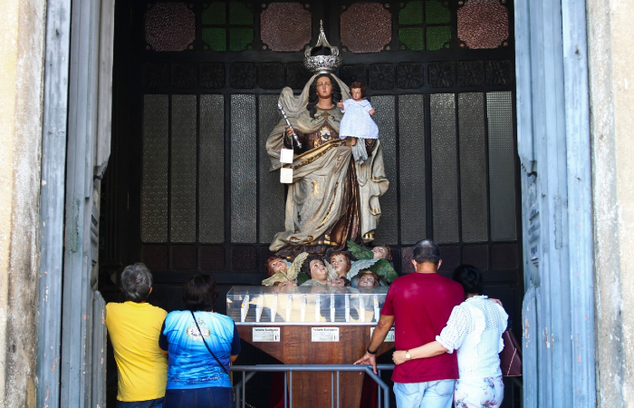Imagem de Nossa Senhora do Carmo foi colocada na porta principal da basílica. (Foto: Bruna Costa/Esp. DP.) Imagem de Nossa Senhora do Carmo foi colocada na porta principal da basílica. (Foto: Bruna Costa/Esp. DP.)