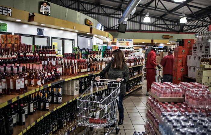 Loja de bebidas em Joanesburgo, na frica do Sul: venda de lcool proibida no pas. (Foto: Marco Longari/AFP.)