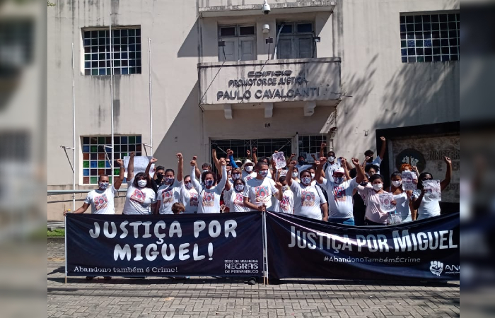 Ato encerrou na frente do edifício Paulo Cavalcanti, que abriga das promotorias de Justiça da capital. (Foto: Amanda Souza/Arquivo pessoal.) Ato encerrou na frente do edifício Paulo Cavalcanti, que abriga das promotorias de Justiça da capital. (Foto: Amanda Souza/Arquivo pessoal.)