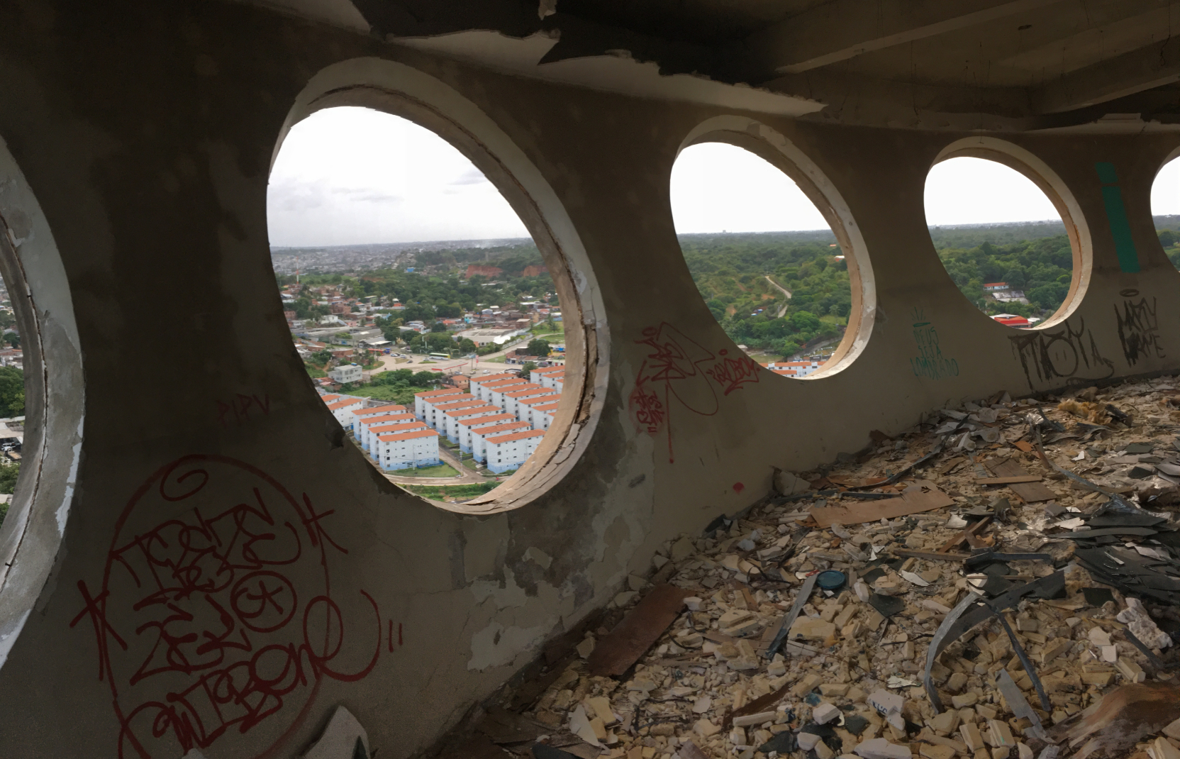 No primeiro pavimento da cpula, forro de gesso foi destrudo e entulhos se acumulam. Local abrigava a direo regional da TV. (Foto: Diogo Cavalcante/DP.)