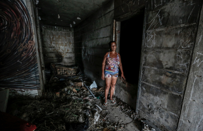 A torre no foi ocupada. 'Cuidamos dela na medida do possvel. Eu mesma j comprei tijolo e cimento para fechar os acessos e ningum vir fazer coisa errada dentro', conta Rosecleide Pinheiro. (Foto: Paulo Paiva/DP.)