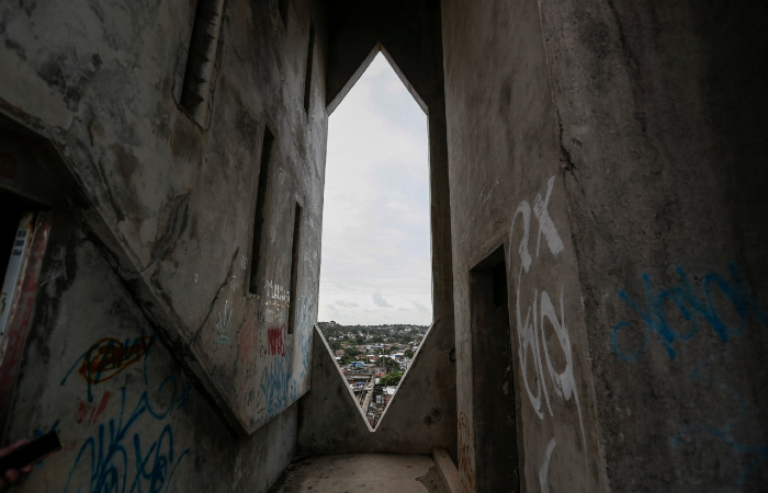 Pichaes e entulhos se acumulam ao longo da construo. (Foto: Paulo Paiva/DP.)