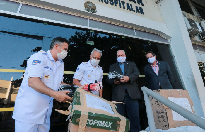 Material foi entregue nos hospitais pelo presidente do Diario, Carlos Frederico Vital, e pelo diretor de Gesto do jornal, Clvis da Silveira Barros. (Foto: Tarciso Augusto/Esp. DP.)