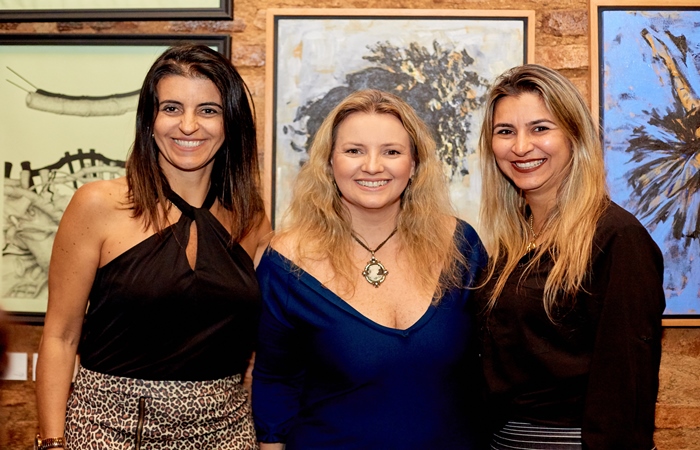 Roberta Santiago, Cyntya Verosa e Mnica Santiago organizam o evento e avisam que a foto foi tirada antes da pandemia. (Foto: Divulgao.)