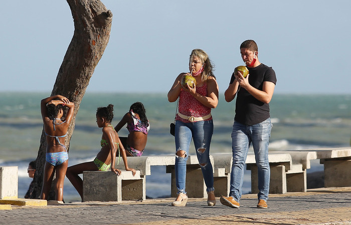 Pessoas no calçadão na praia de Boa Viagem (Foto: Paulo Paiva/DP Foto)