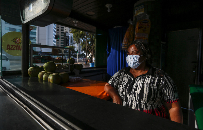 Maria Cícera, 55 anos, é dona de um dos quiosques prejudicados pela pandemia (Foto: Paulo Paiva/DP Foto) Maria Cícera, 55 anos, é dona de um dos quiosques prejudicados pela pandemia (Foto: Paulo Paiva/DP Foto)