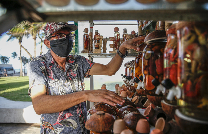 Luiz Machado, 55, é dono da barraca Luiz da Cachaça, onde vende garrafas de bebidas decoradas (Foto: Paulo Paiva/DP Foto)