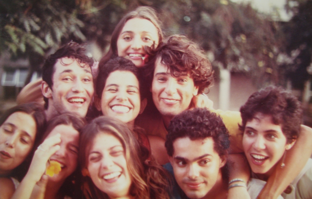 Na foto Váleria Ferro, André Lima, Solange Rocha, Lírio Ferreiro, Adelina Pontual, Patrícia Luna, Andréa Alves, Samuel Paiva e Cláudia Silveira no Jardim do Centro de Artes e Comunicação, em 1985. (Foto: Paulo Caldas/Acerco de Adelina Pontual) Na foto Váleria Ferro, André Lima, Solange Rocha, Lírio Ferreiro, Adelina Pontual, Patrícia Luna, Andréa Alves, Samuel Paiva e Cláudia Silveira no Jardim do Centro de Artes e Comunicação, em 1985. (Foto: Paulo Caldas/Acerco de Adelina Pontual)