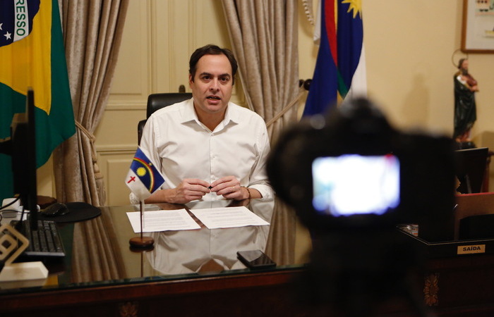 O governador Paulo Câmara gravando pronunciamento em maio (Foto: Heudes Regis/SEI)