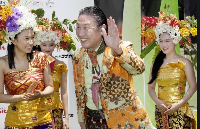 Kansai Yamamoto em evento de moda em Tóquio, em 2009 (Foto: Yoshikazu Tsuno/AFP) Kansai Yamamoto em evento de moda em Tóquio, em 2009 (Foto: Yoshikazu Tsuno/AFP)