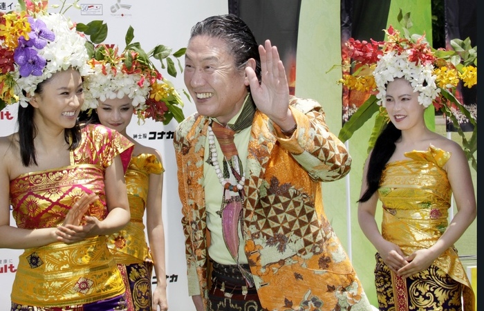 Kansai Yamamoto em evento de moda em Tquio, em 2009 (Foto: Yoshikazu Tsuno/AFP)