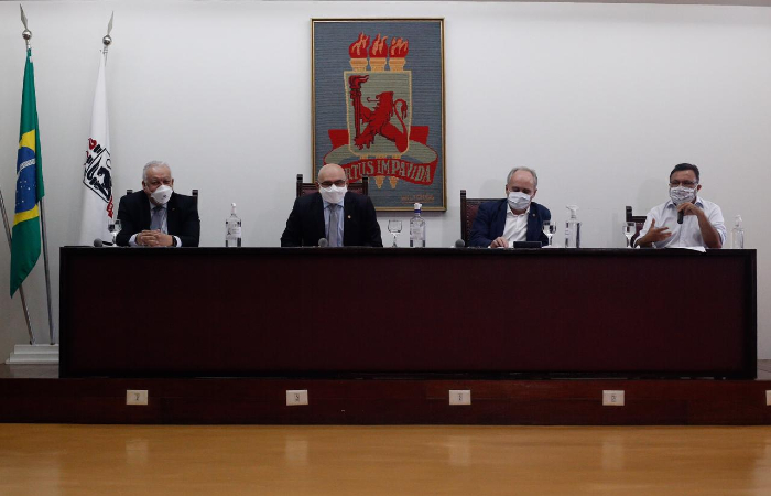 Os reitores Pedro Falco, da UPE; Alfredo Gomes, da UFPE; Marcelo Carneiro Leo, da UFRPE; e padre Pedro Rubens, da Unicap. (Foto: Leandro de Santana/Esp. DP.)