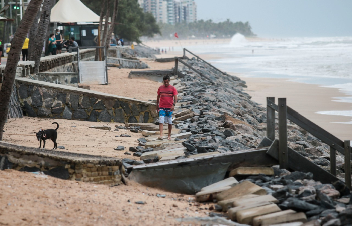 O desarranjo das pedras causa desnveis na faixa de areia e revira placas de concreto. (Foto: Tarciso Augusto/Esp. DP.)