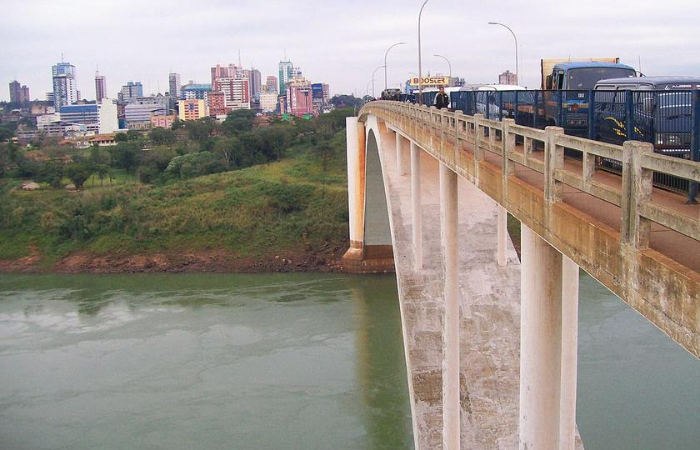  Ponte Internacional da Amizade, principal smbolo da fronteira entre Brasil e Paraguai (Foto: reproduo)