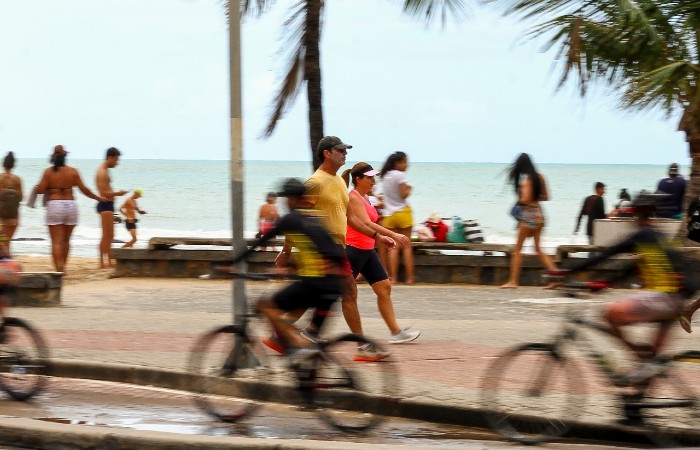 Na orla de Boa Viagem, não eram poucos os que circulavam sem máscaras. (Fotos: Bruna Costa / Esp. DP FOTO) Na orla de Boa Viagem, não eram poucos os que circulavam sem máscaras. (Fotos: Bruna Costa / Esp. DP FOTO)