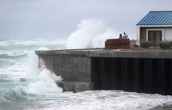 Forte onda em Juno Beach, na Florida (Foto: JOE RAEDLE / GETTY IMAGES NORTH AMERICA / Getty Images via AFP)