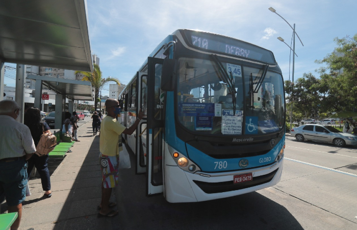 Frota na Regio Metropolitana do Recife circula com 70% de sua capacidade desde 22 de junho. (Foto: Tarciso Augusto/Esp. DP.)