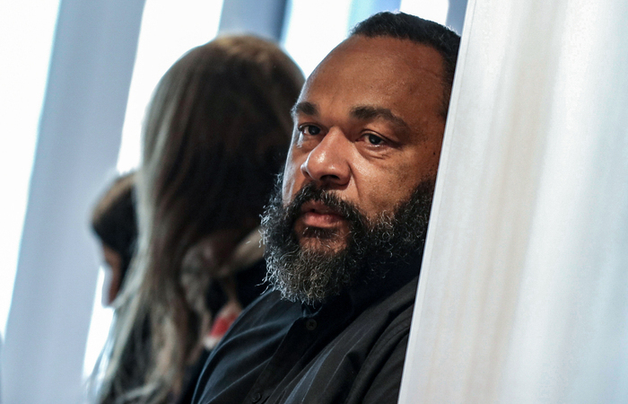 Dieudonne M'bala M'bala em tribunal de Paris, na Frana (Foto: Kenzo Tribouillard/AFP)