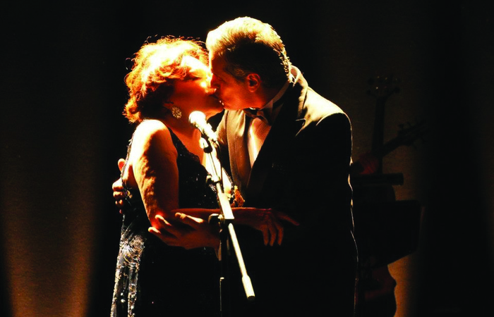 Em dueto de abertura de turn, Bibi beija Nilson Raman, parceiro de trabalho ao longo de 20 anos (Foto: Wilian Aguiar/Divulgao)