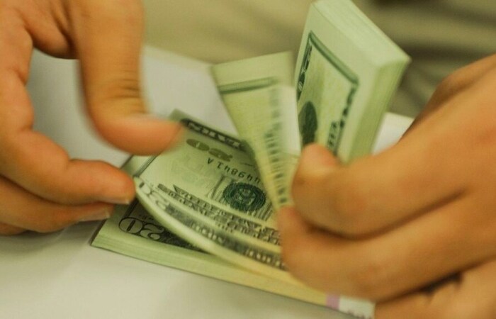 O dólar comercial encerrou o dia vendido a R$ 5,294, com valorização de R$ 0,01 ( 0,18%) (Foto: Arquivo/Agência Brasil) O dólar comercial encerrou o dia vendido a R$ 5,294, com valorização de R$ 0,01 ( 0,18%) (Foto: Arquivo/Agência Brasil)
