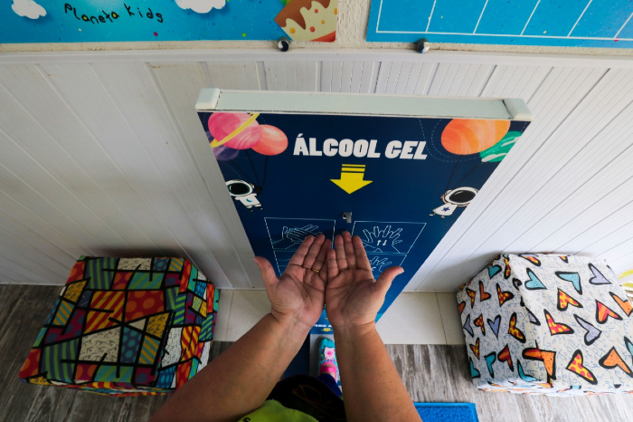 Protocolo estadual para o setor da educação exige presença de álcool para higienização das mãos nas escolas.  (Foto: Tarciso Augusto/Esp.DP)