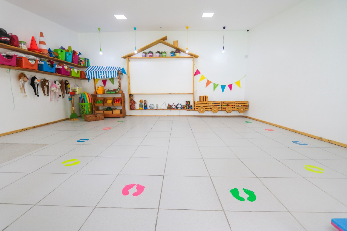 Para as crianças entenderem o distanciamento social, escola Planeta Kids desenhou onde cada aluno deve se posicionar. (Foto: Tarciso Augusto/Esp.DP)