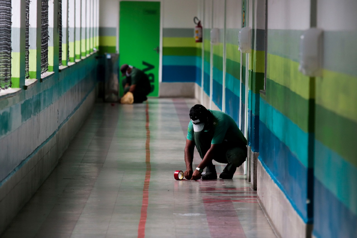 Marcações para o cumprimento do distanciamento social estão sendo feitas no CBV. (Foto: Tarciso Augusto/Esp.DP)