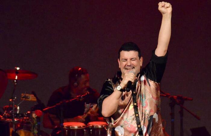 Na ocasio, o cantor apresentar a indita Frevo rasgado, uma parceria com Paulo Murilo Filho, em homenagem a grandes smbolos do Carnaval  (Foto: Anglica Souza/Divulgao)