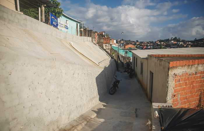 Construo do muro foi feita pela Sedec em parceria com trs moradores. (Foto: Andra Rgo Barros/PCR.)